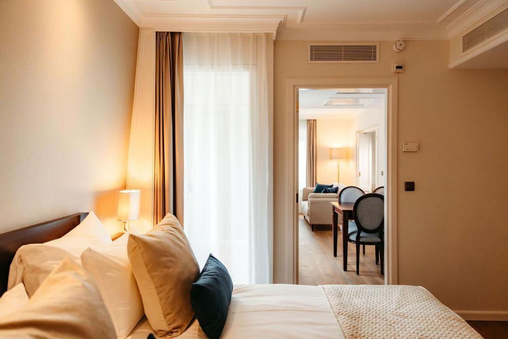 그랜드 호텔 카렐 V 위트레흐트 외부 사진 A suite at the Hotel de France