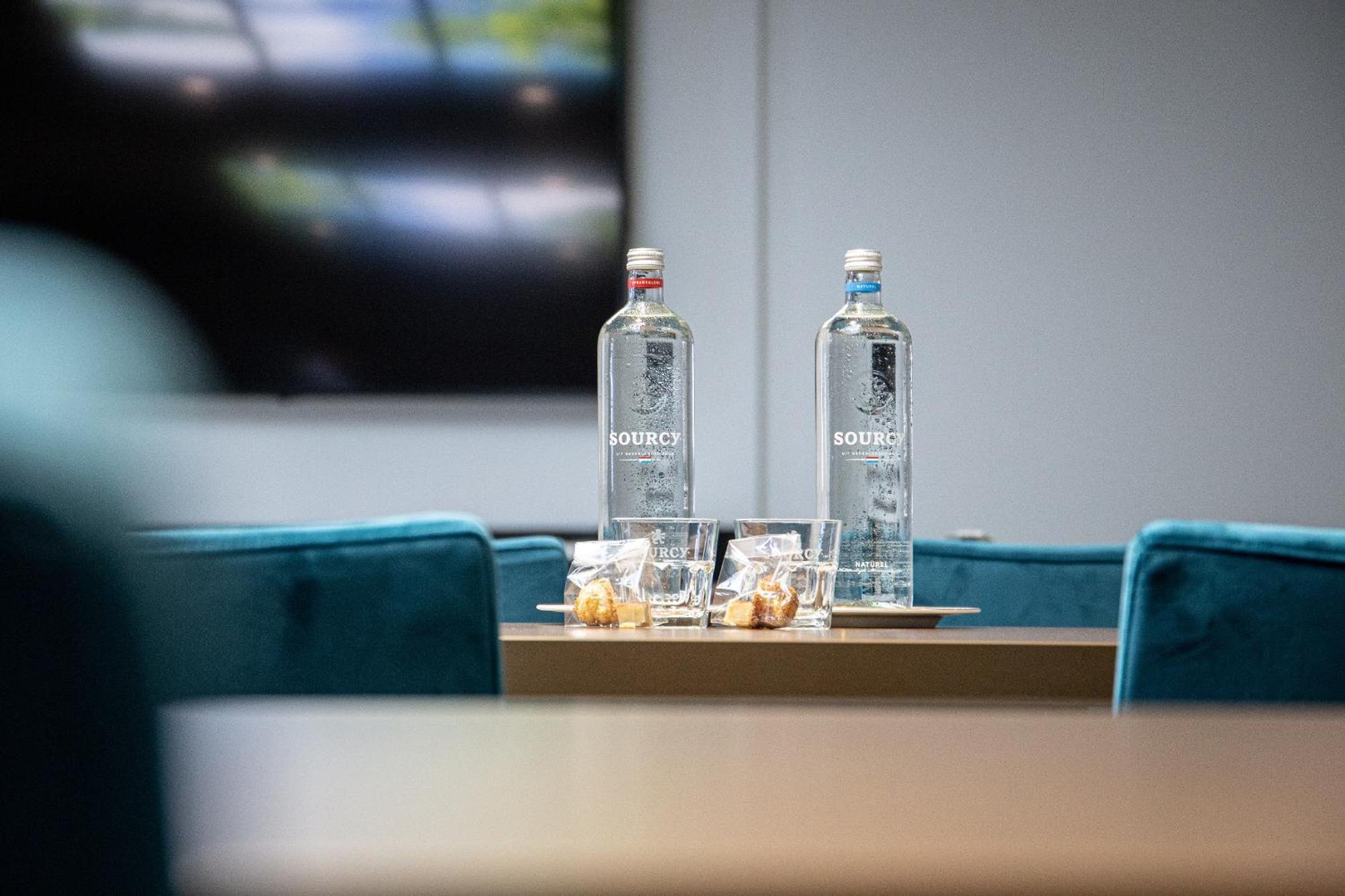 그랜드 호텔 카렐 V 위트레흐트 외부 사진 Bottles of water at a meeting room