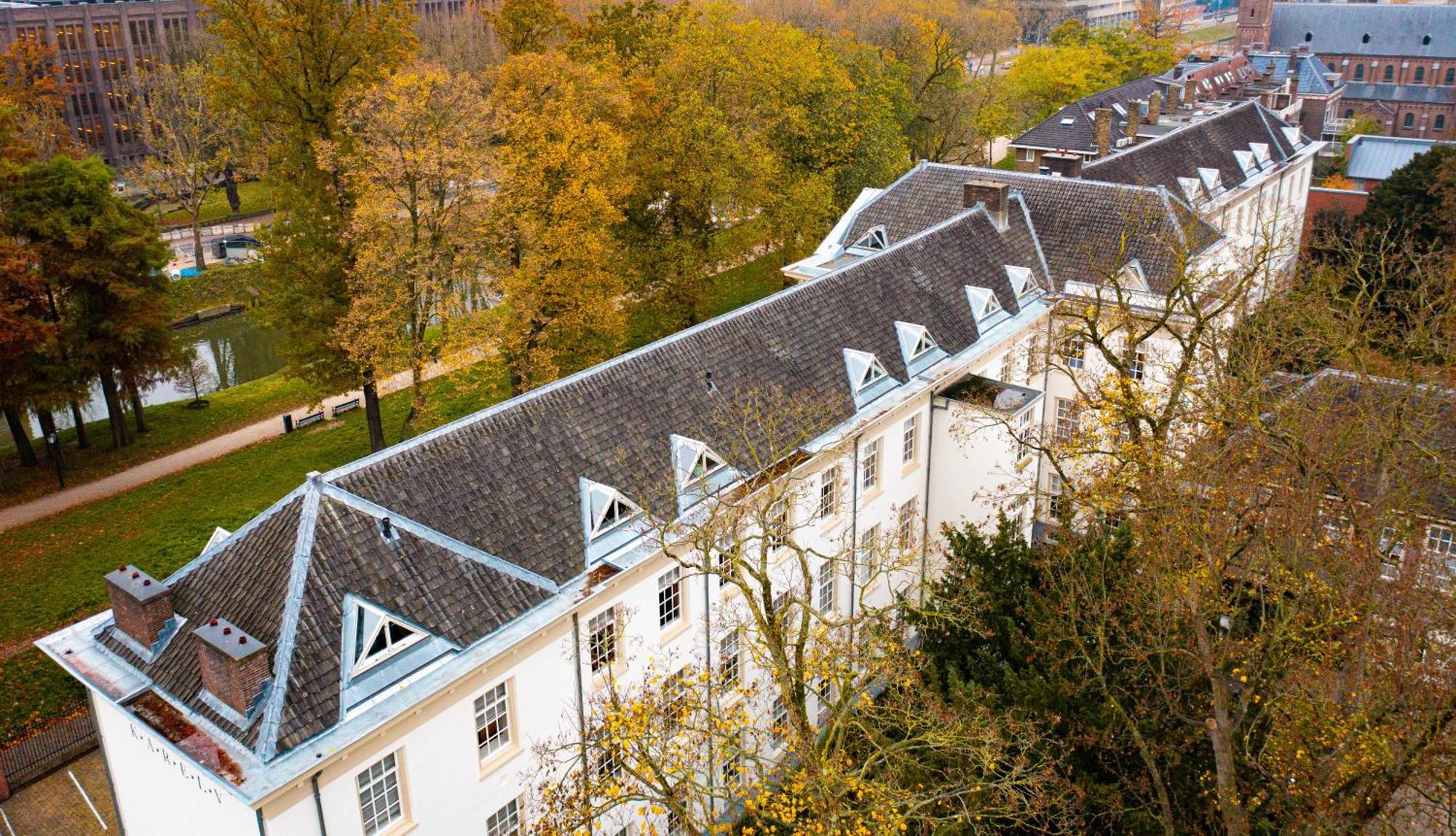 그랜드 호텔 카렐 V 위트레흐트 외부 사진 The roof of the main building